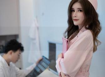 鹿八岁baby带你遨游海边：高清图集展现夏日阳光与海浪的魅力.txt